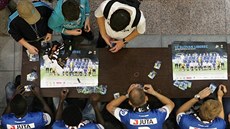 PODPISY. Liberetí fotbalisté se podepisují fanoukm v rámci Trophy Tour.