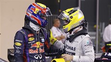 PRVNÍ A TETÍ. Mark Webber (vlevo) pijímá gratulaci od Nika Rosberga po...