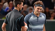 DOBOJOVÁNO. Novak Djokovi a Roger Federer si nad sítí podávají ruce. Znovu se...