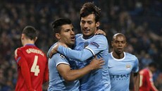 RADOST PO PENALT. Naízený pokutový kop promnil Sergio Agüero (vlevo) a