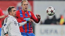 SOUBOJ O MÍ. Plzeský záloník Daniel Kolá a Philipp Lahm z Bayernu sledují...