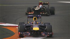 NA TRATI. Sebastian Vettel pi tréninku na Velkou cenu Abú Zabí.