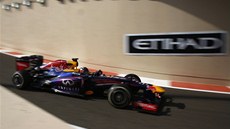Z KOPCE. Sebastian Vettel pi tréninku na Velkou cenu Abú Zabí.
