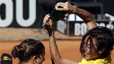 Francesca Schiavoneová dopřává Saře Erraniové spršku šampaňským po italském