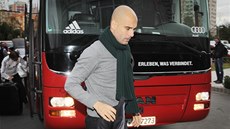 VÍTEJTE V PLZNI. Trenér Pep Guardiola vystupuje z klubového autobusu Bayernu