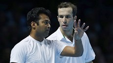 MUSÍME TAKHLE. Leander Paes vysvtluje Radku tpánkovi svou pedstavu. 