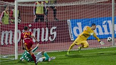 David Bartek z Bohemians 1905 (vlevo dole) pekonává brankáe Dukly Filipa