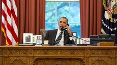 Prezident Obama pi telefonátu s íránským prezidentem (záí 2013), který...