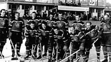 Rok 1953 Karlovartí hokejisté na stadionu u Trnice. Horní ada zleva: Josef...