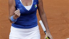Italská tenistka Roberta Vinciová se raduje z výhry v prvním duelu finále Fed...