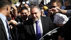 Bývalý izraelský ministr zahrani�í Avigdor Lieberman p�ijí�dí k soudu, kde si