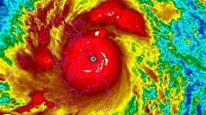 Tajfun Haiyan na snímku ze satelitu NOAA ve stedu 6. listopadu ve 23:13 hodin