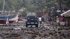 Silnice pobřežní vesnice Legazpi je po bouři pokrytá smetím. Provincii Alabay v...