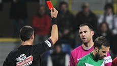 Jablonecký Filip Novák (v zeleném) inkasuje ervenou kartu, jeho spoluhrá...