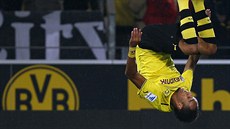Pierre-Emerick Aubameyang z Dortmundu slaví svou trefu proti Stuttgartu.