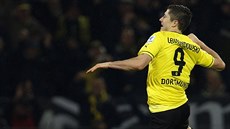 Robert Lewandowski z Dortmundu slaví jeden ze svých tí gól proti Stuttgartu.