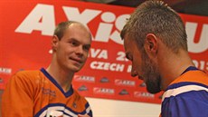�eský plavec Tomá� Fu�ík (vlevo) p�ijímá gratulaci od soupe�e.