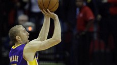 Steve Blake z LA Lakers stílí vítznou trojku proti Houstonu.