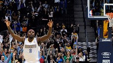 Ty Lawson z Denveru slaví úspnou tíbodovou stelu v duelu s Atlantou.