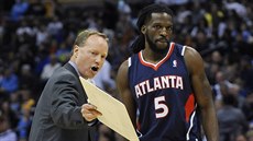 Mike Budenholzer, kou Atlanty, usmruje DeMarreho Carrolla.