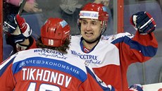 Ruští hokejisté Viktor Tichonov a Enver Lisin se radují z gólu proti Švédsku.