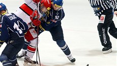 P�ETLA�OVANÁ. Ukázka tvrdosti v utkání Hradec Králové vs. Kladno