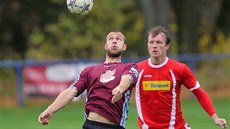 A� SPADNE NA ZEM. Oba hrá�i hypnotizují balón o�ima - jak Tomá� Stráský (vlevo)...