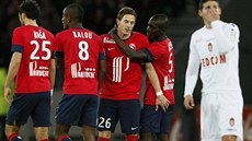 A JE TAM. Fotbalisté Lille se radují ze vstelené branky do sít Monaka.