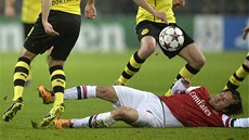 NEBOJÁCN. Tomá Rosický z Arsenalu padá pod nohy fotbalist Dortmundu.