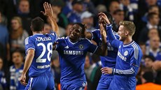 SKVĚLÁ PRÁCE, SAMUELI! Útočník Eto'o z Chelsea přijímá gratulace za gól proti
