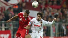 VZDU�NÝ SOUBOJ. Jerome Boateng z Bayernu Mnichov (vlevo) hlavi�kuje p�ed Janem