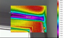 Plísn� nad okny. Z termovize je patrný pr�b�h teplot.