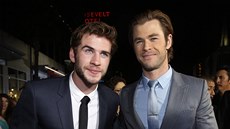 Liam Hemsworth a jeho bratr Chris (4. listopadu 2013)