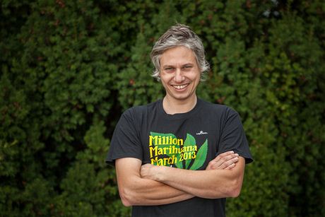 Robert Veverka, organizátor pochodu za legalizaci marihuany, podporoval i