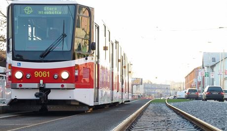 Tramvaje se do Podbradské ulice vrátily po rekonstrukci trati po dvou a pl...