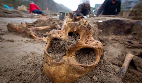 Archeologické vykopávky v praském Karlín odhalily tisíce kostí padlých voják...