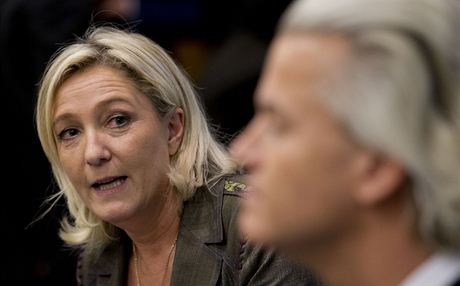 Marine Le Penová a Geert Wilders na tiskové konferenci v Haagu (13. listopadu