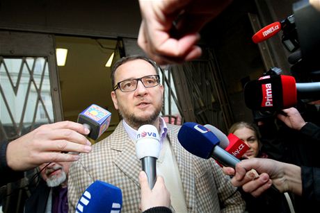 Expremiér Petr Neas odpovídá novinám po výslechu na policii v Praze v kauze