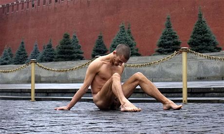 Ruský umlec a aktivista Pjotr Pavlenskij se v roce 2013 na Rudém námstí v Moskv svlékl do naha a následn si velkým hebíkem pibil varlata k zemi.