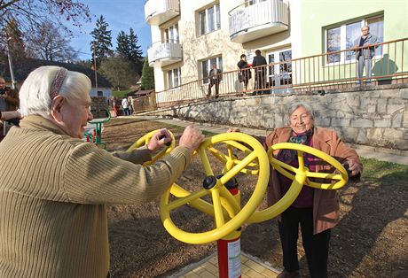 Oblíbeným zpestedním ivota se ve stále vtím potu domov pro seniory stává teba venkovní posilovna. (Ilustraní foto)