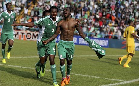 Nigerijský fotbalista Victor Moses se raduje z gólu, který vstelil v