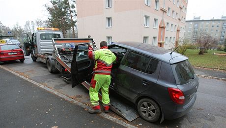 Auto eny, kterou útoník polil kyselinou, bylo také pokozeno. íravina rozerala lak i interiér automobilu.