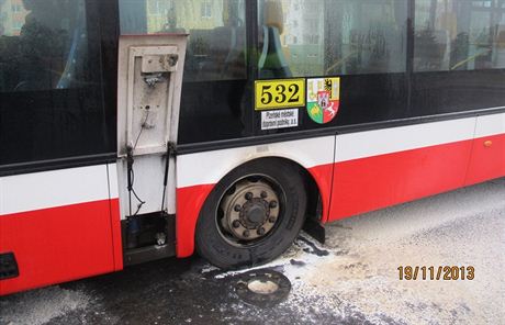 Autobusu MHD se za jízdy zaalo kouit z levého pedního kola. Píinou bylo...