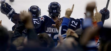 Olli Jokinen z Winnipegu slaví svj gól.