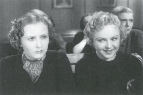 Hana Vítová (vlevo) a Vra Ferbasová ve filmu Sextánka z roku 1936