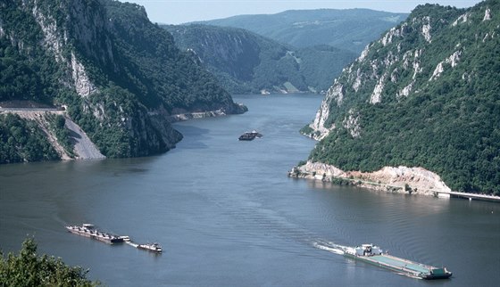 Remorkéry na přehradě Železná vrata, která leží na konci středního toku Dunaje....