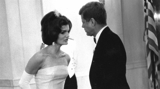 John Fitzgerald Kennedy se svojí enou Jackie na slavnostní veei v Bílém dom