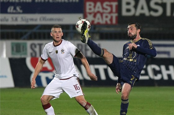 KRKOLOMNÉ ZPRACOVÁNÍ. Mí krotí olomoucký Michal Ordo, pozoruje ho sparan