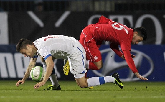 BOLESTIVÁ SRÁKA.  Václav Kadlec (vlevo) a Jonathan Osorio. 