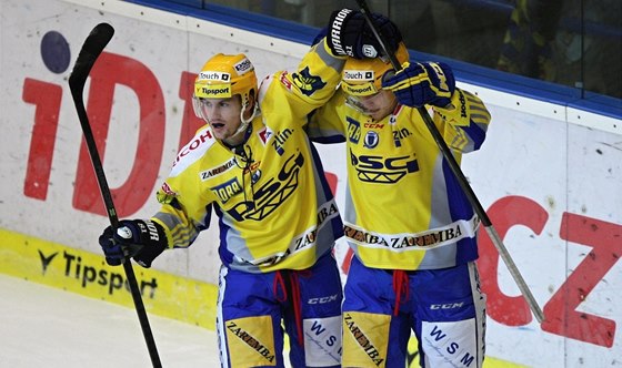 Hokejisté Zlína slaví gól v utkání s Chomutovem.